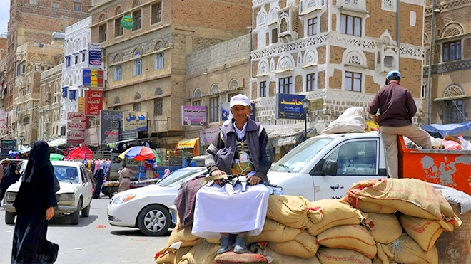 الحكومة: جماعة الحوثي حولت المساعدات إلى مصدر تمويل للحرب